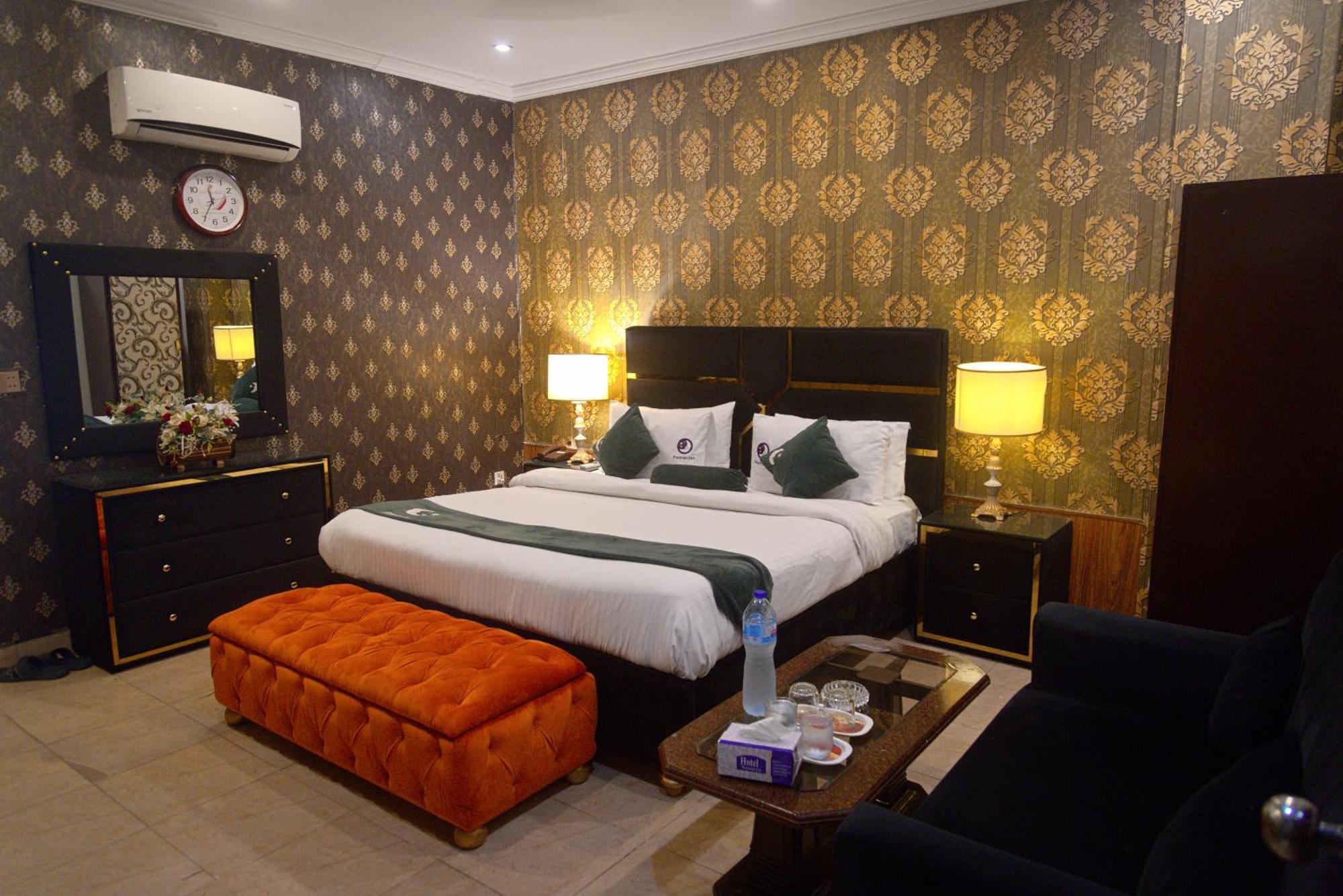 Premier Inn Johar Town Lahor Kültér fotó