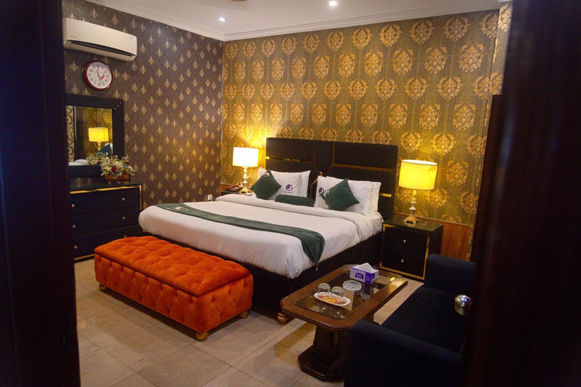 Premier Inn Johar Town Lahor Kültér fotó