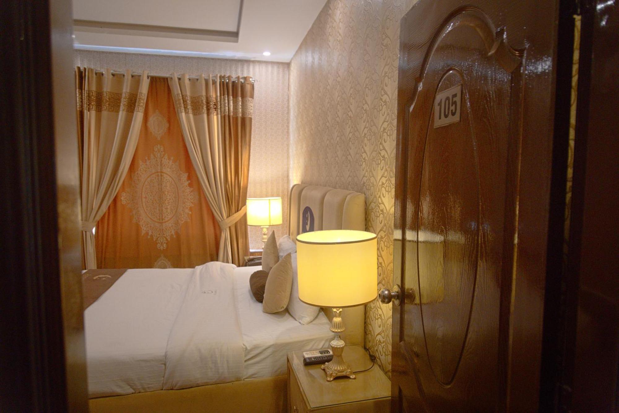 Premier Inn Johar Town Lahor Kültér fotó