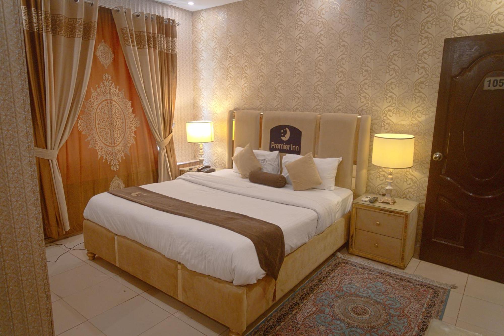 Premier Inn Johar Town Lahor Kültér fotó