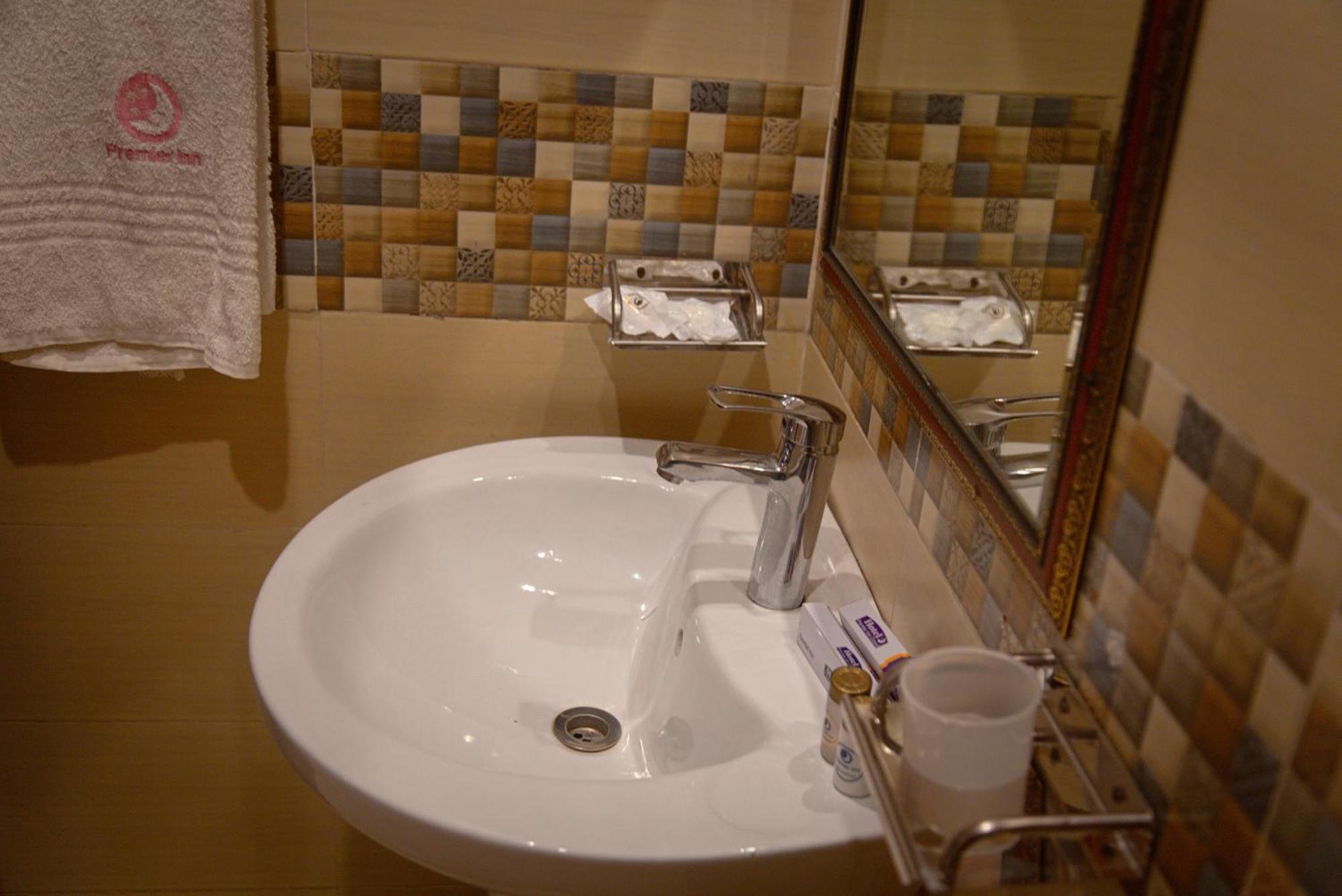 Premier Inn Johar Town Lahor Kültér fotó