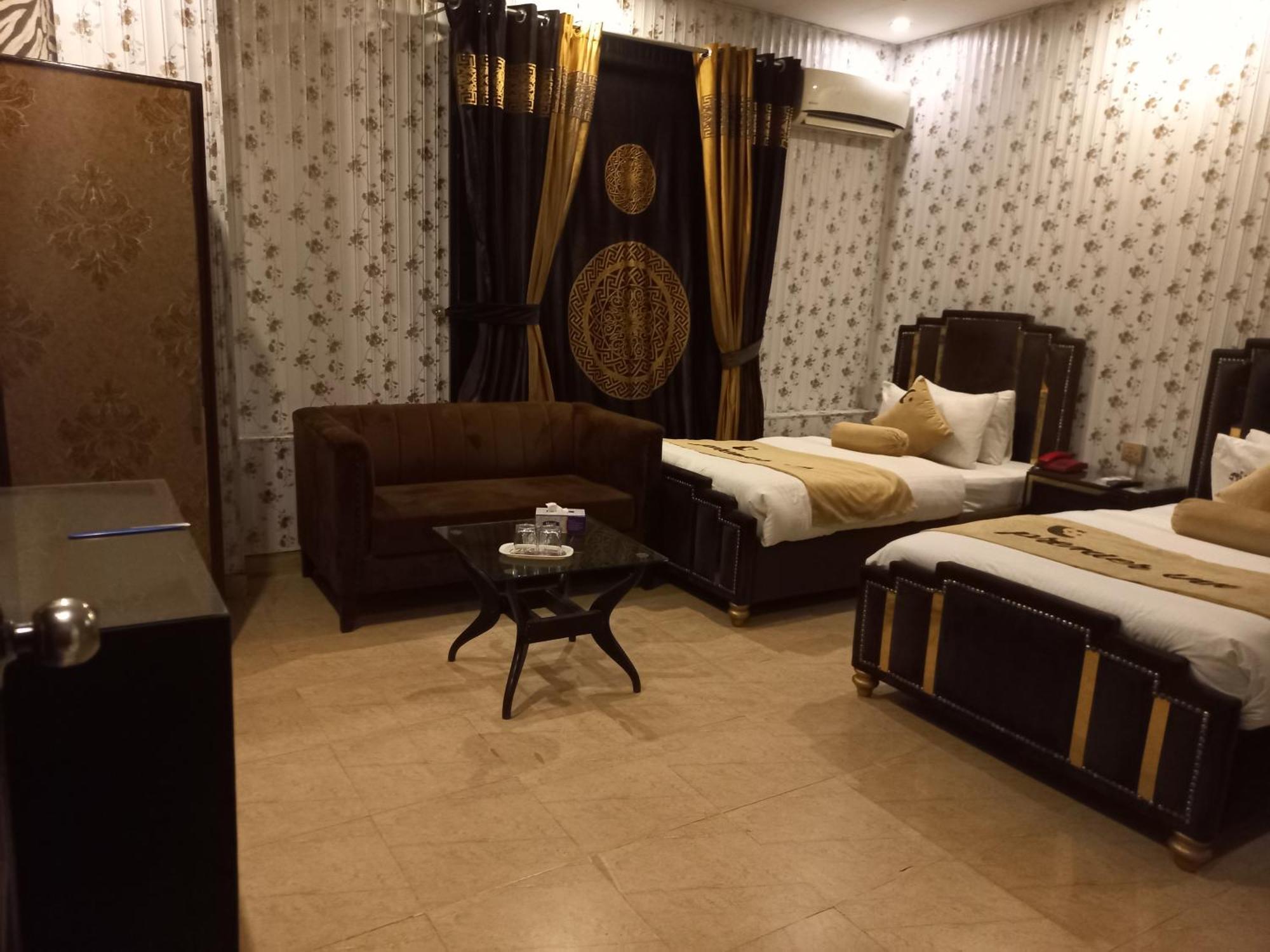 Premier Inn Johar Town Lahor Kültér fotó