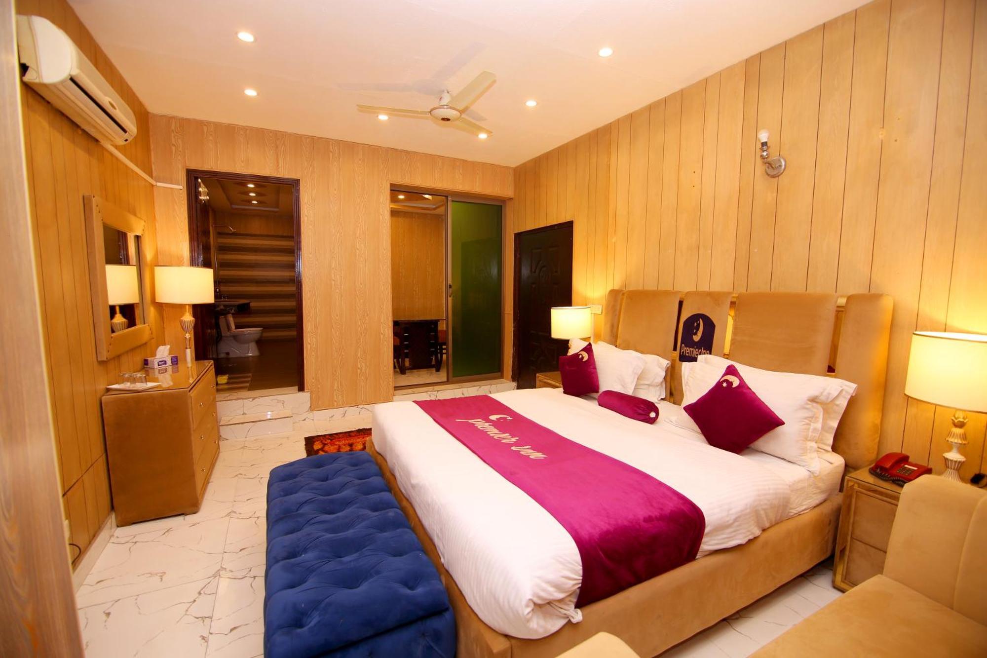 Premier Inn Johar Town Lahor Kültér fotó