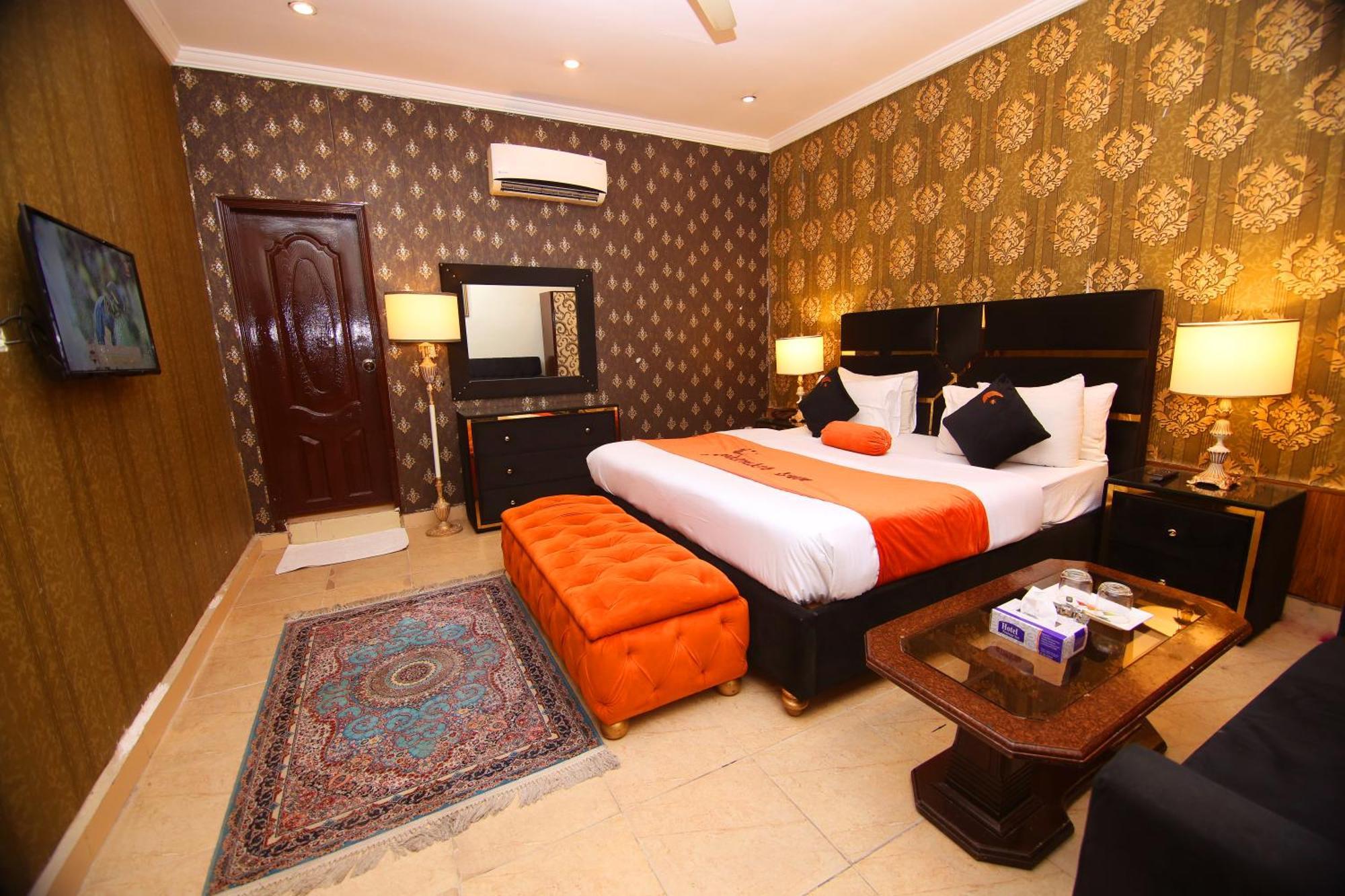 Premier Inn Johar Town Lahor Kültér fotó