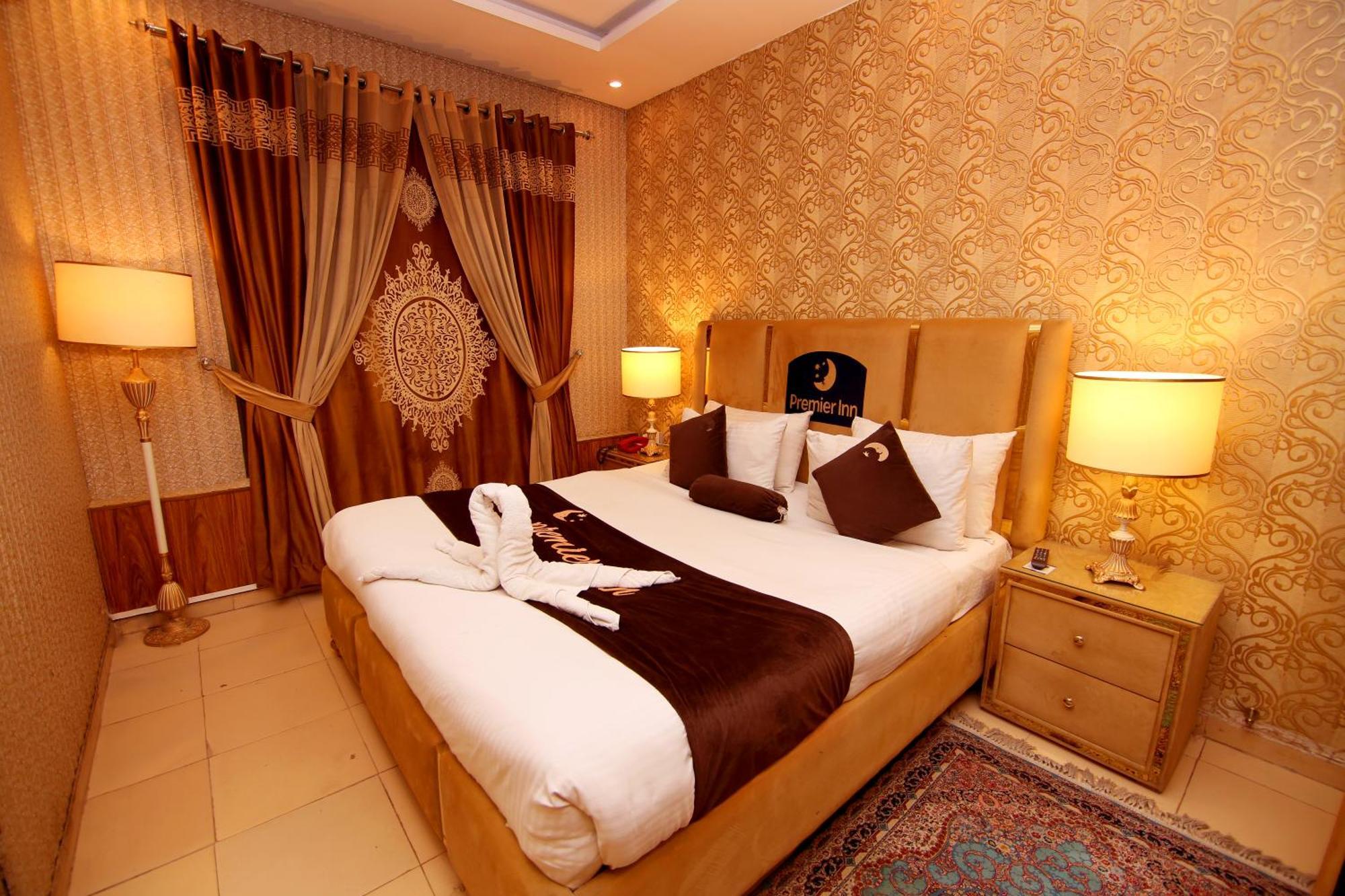 Premier Inn Johar Town Lahor Kültér fotó